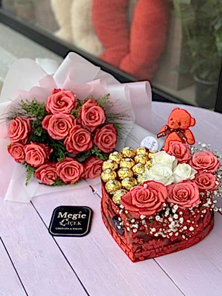 Kalpli Çikolata Kutusu ve Pembe Gül Buketi
